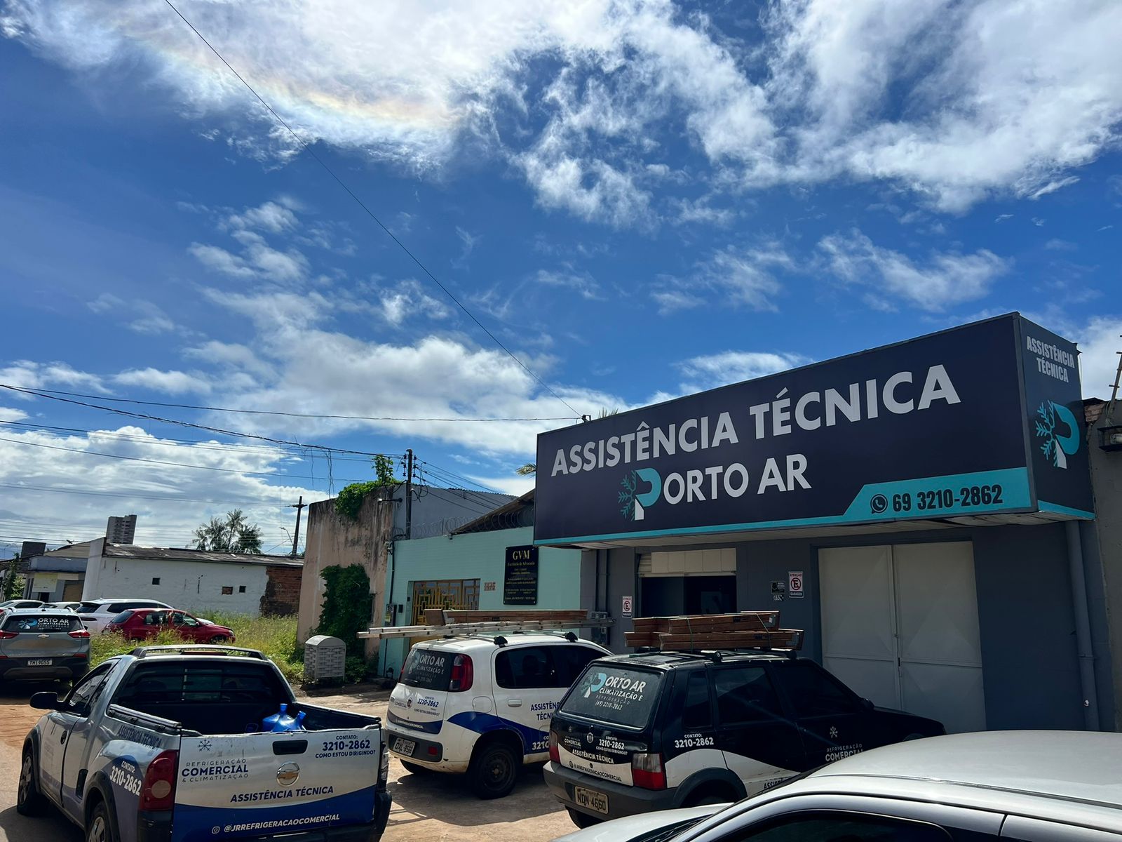 Sede da Porto Ar Climatização em Porto Velho com a frota de assistência técnica